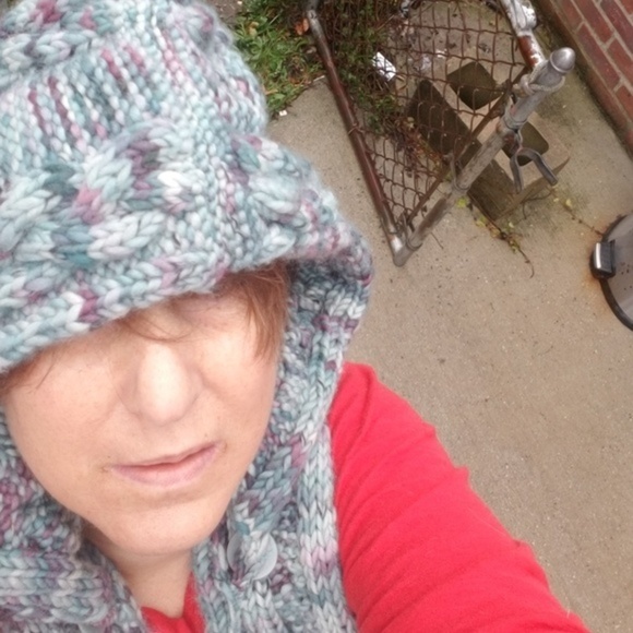 Handmade hood hat with detachable scarf - Picture 7 of 9